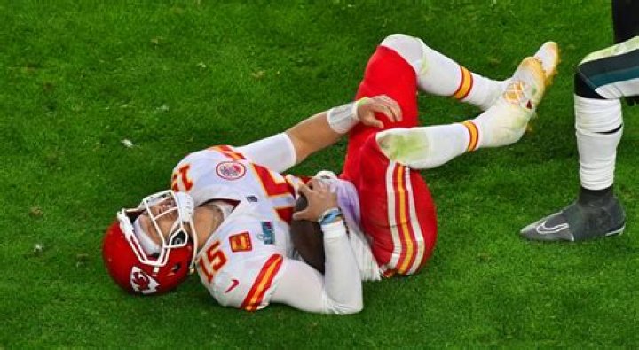 'No one is gonna hurt you': Chiefs player comforts scared boy after parade shooting