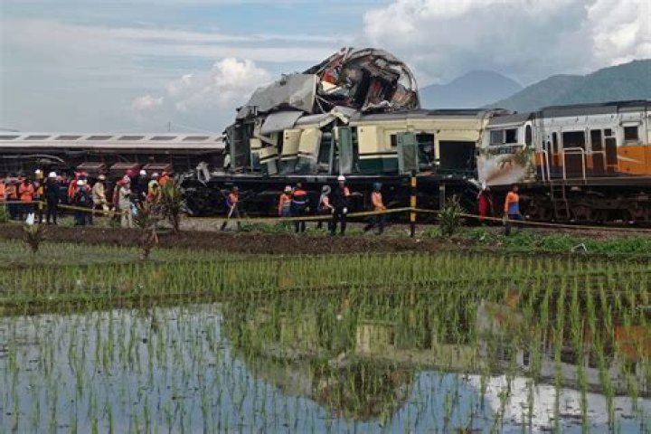 Al menos 3 muertos en choque de trenes en Java, la principal isla de Indonesia