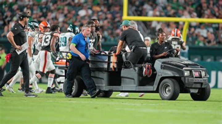 Bengals DT DJ Reader carted off vs. Vikings with knee injury