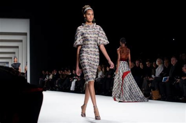 Combien mesure Cindy Bruna ?