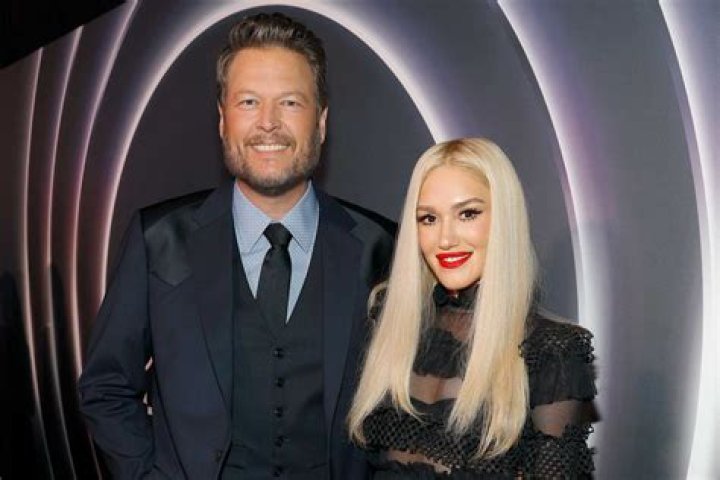 Gwen Stefani crashes boyfriend Blake Shelton's concert to perform 'Nobody Like You'