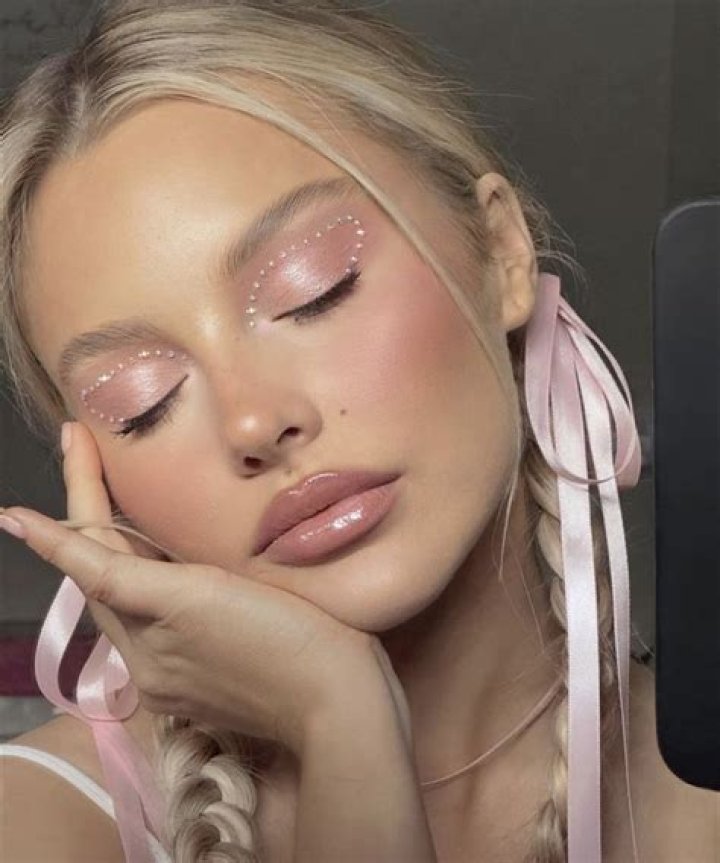 Here's How To Ace The Coquette Make-Up Trend Easily