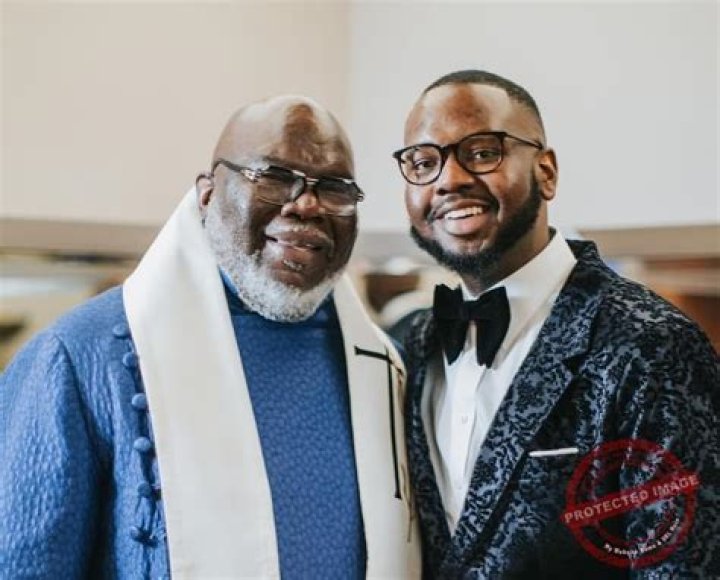 Is orlando jones Gay? Age, Height, Net Worth