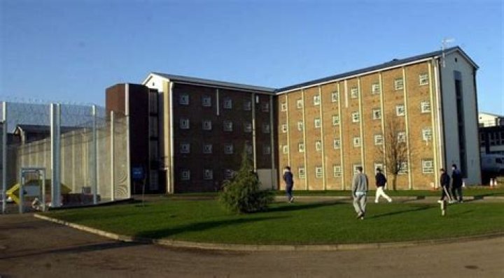 Life next to 'inhumane' Pentonville prison where escaped criminals 'leapt into gardens chased by police dogs'