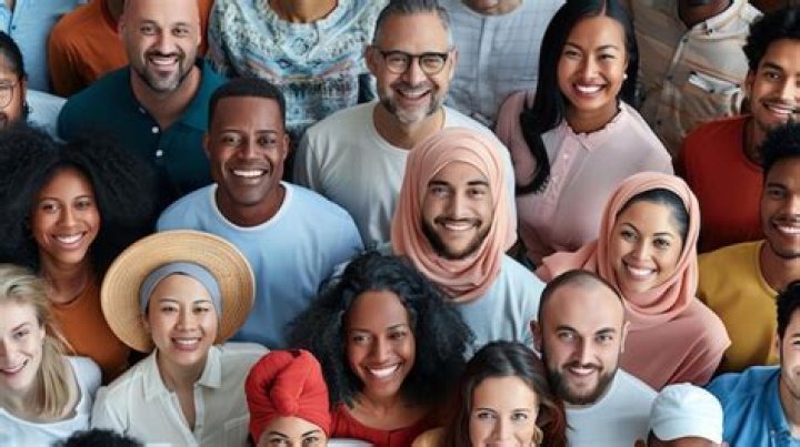 Mujer apuñala a varias personas en un tren en Japón; 4 heridos