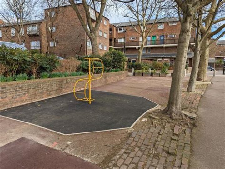 Parents baffled by 'London's dullest playground' that's just one yellow piece of metal