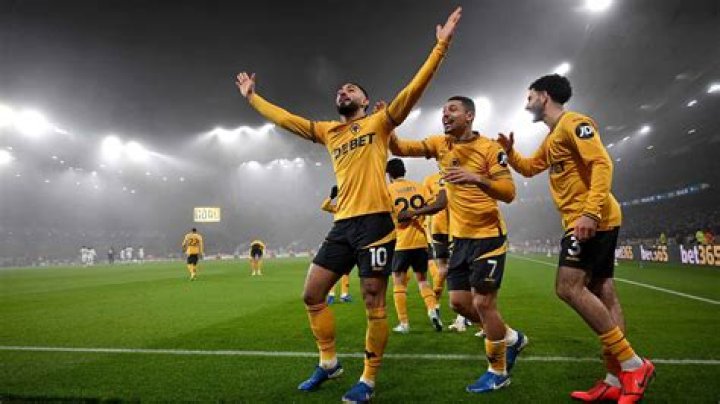 Phoenix men strike late against Wanderers to stay top of table