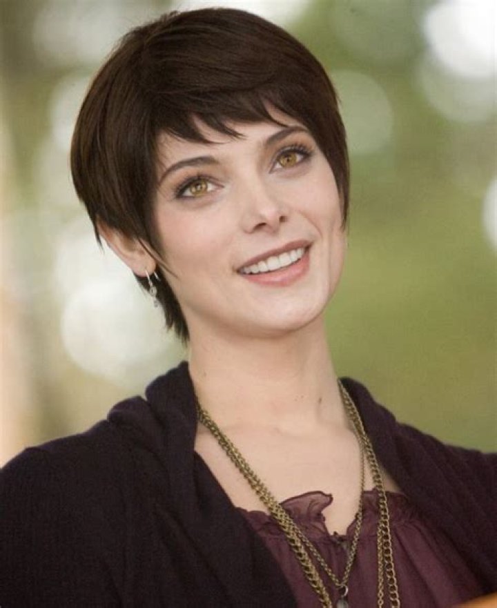 The ‘Alice Cullen’ Hairstyle Is Back From The Twilight Era