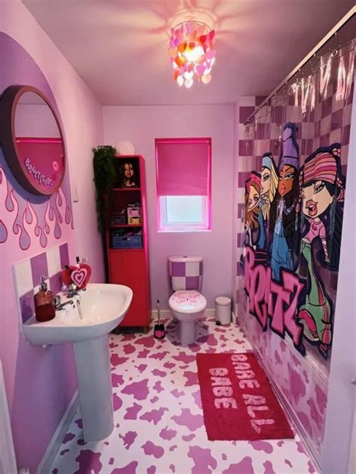 The Euphoria Oklahoma Bathroom Scene Got Bratz-ified