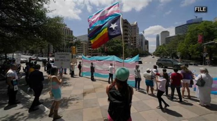 Watch Kim Jong Un Pilot a Plane