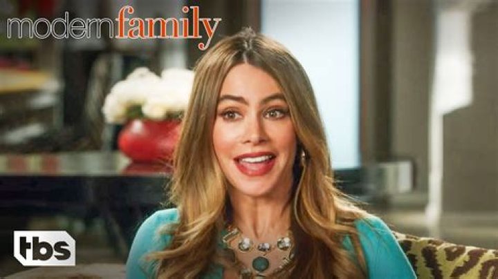 Who Plays Gloria In Modern Family? How Old is Gloria Modern Family?